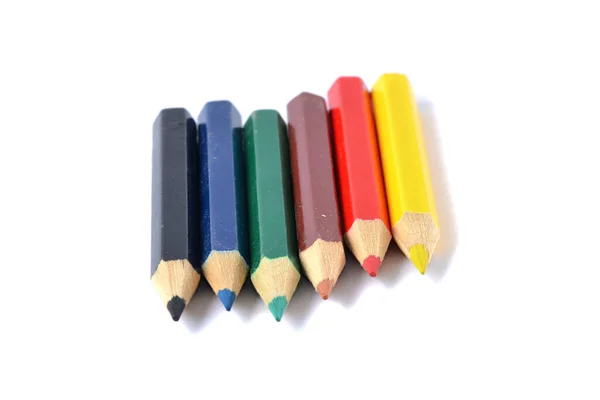 彩色铅笔在白铅笔上的排列 — 图库照片