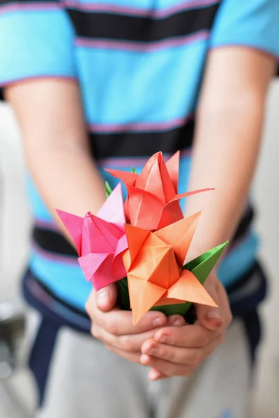 Bouquet Tulipes Dans Les Mains Des Enfants Images De Stock Libres De Droits