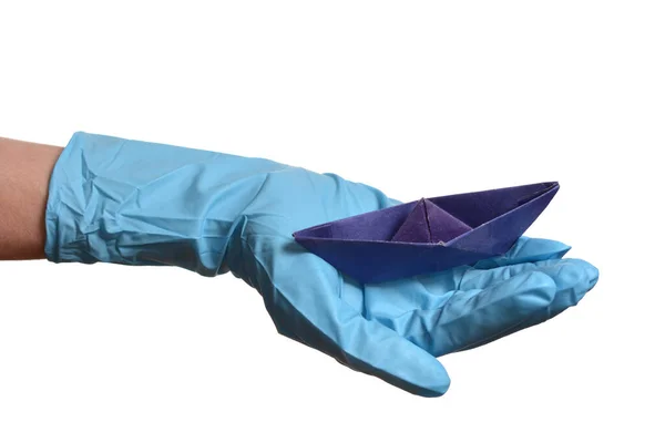 Origami Papieren Boot Hand Met Rubberen Handschoenen Wit — Stockfoto
