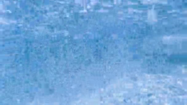水の下の泡。表面に上昇する気泡。ループ — ストック動画
