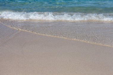 Küçük dalgalar sahile gömülmüş