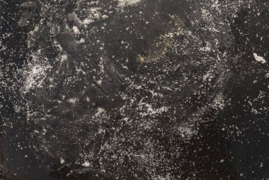 Gri desenli duvar, koyu kenarlar.