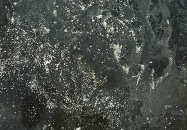 Gri desenli duvar, koyu kenarlar.