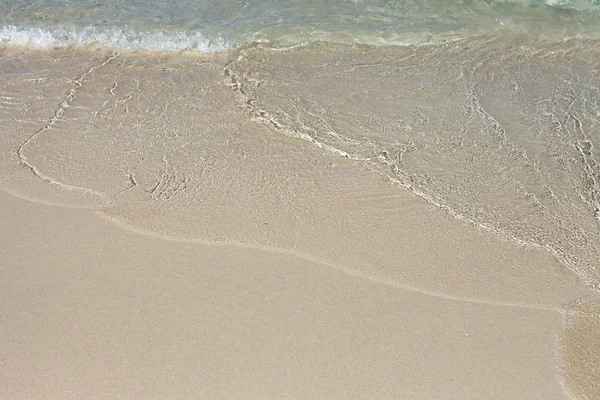 Mjuk våg av blå oceanen på Sandy Beach. Bakgrund. Selektiv inriktning. — Stockfoto