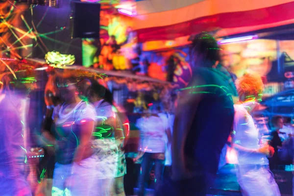 Mensen hebben plezier in een disco. wazig effect voor een artistieke touch — Stockfoto