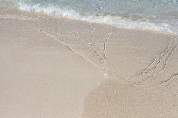 샌디 비치 (Sandy Beach) 에 있는 푸른 바다의 부드러운 물결. 백 그라운드. 선택적 초점. — 스톡 사진