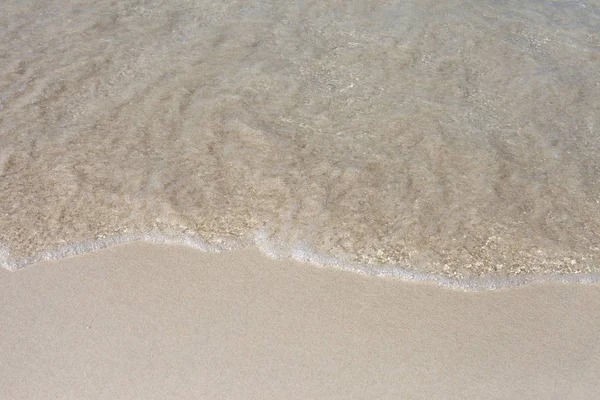 Soft Wave Of Blue Ocean On Sandy Beach. Antecedentes Enfoque selectivo. — Foto de Stock