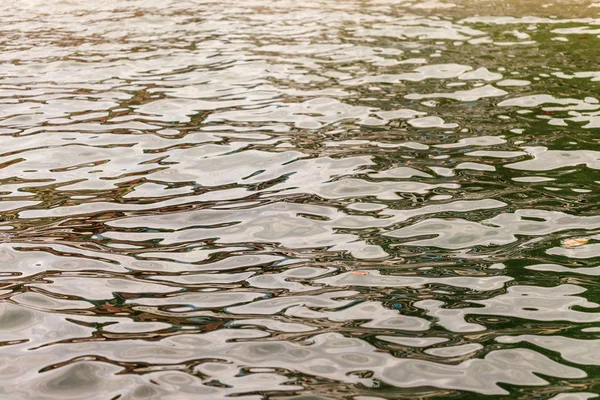 Deniz dalgası yakın, alçak açı görünümü