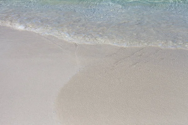 Μαλακό κύμα του μπλε ωκεανού στην αμμώδη παραλία. Ιστορικό. Επιλεκτική εστίαση. — Φωτογραφία Αρχείου