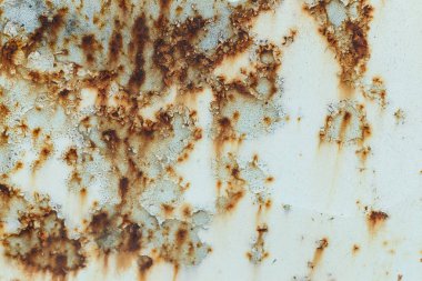 Paslı boyalı metal duvar. Rust çizgileri ile paslı metal arka plan. Metal yüzey paslı noktalar