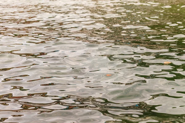 Deniz dalgası yakın, alçak açı görünümü