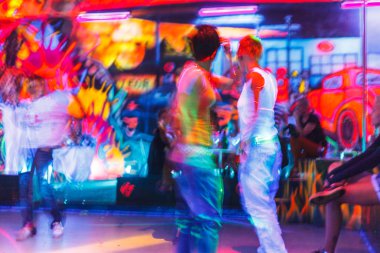 İnsanlar diskoda eğleniyor. Sanatsal bir dokunuş için bulanık efekt