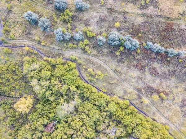 Wald und Feld mit einer Trail-Luftaufnahme — Stockfoto