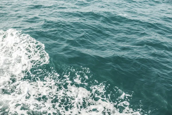 Deniz dalgası yakın, alçak açı görünümü