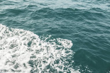 Deniz dalgası yakın, alçak açı görünümü