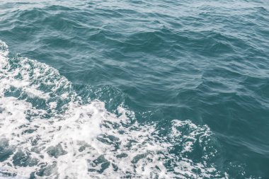 Deniz dalgası yakın, alçak açı görünümü