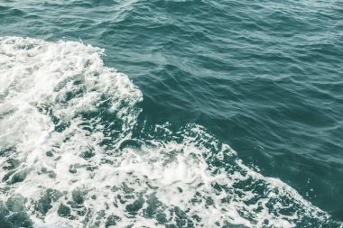 Deniz dalgası yakın, alçak açı görünümü