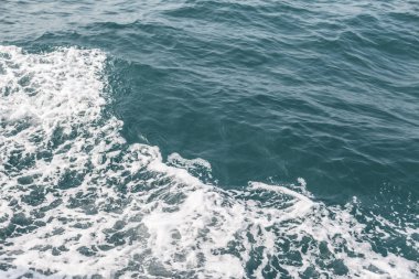 Deniz dalgası yakın, alçak açı görünümü