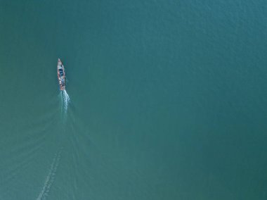 Sürat teknesi masmavi denizin üzerinde.