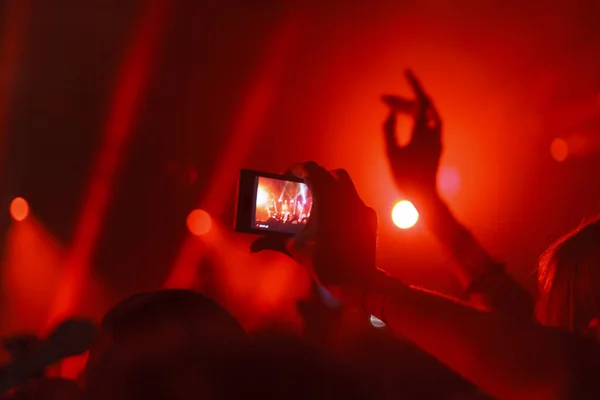 Ludzie na koncert strzelanie wideo lub zdjęć — Zdjęcie stockowe