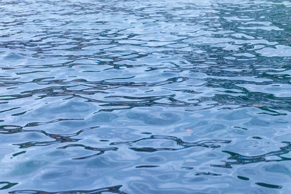 Deniz dalgası yakın, alçak açı görünümü