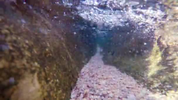 Napsugarak napsugarak a víz alatt. Víz alatti felvétel az ökoszisztémáról és az óceán fenekéről a türkiz óceánban. — Stock videók