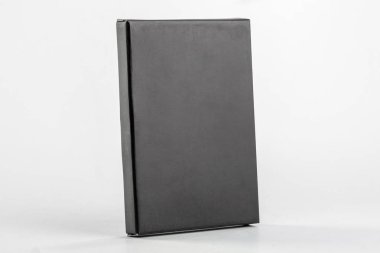 Beyaz bir arka plan üzerinde siyah bir kutu