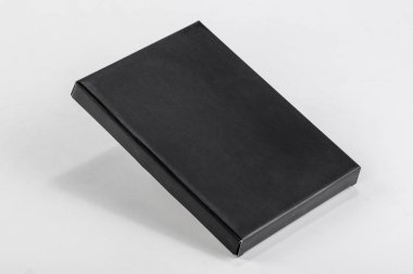 Beyaz bir arka plan üzerinde siyah bir kutu