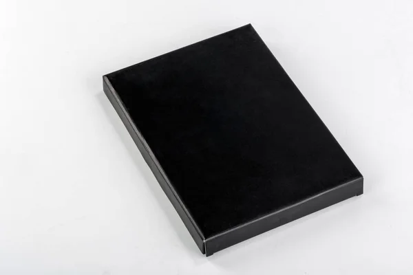 Eine schwarze Schachtel auf weißem Hintergrund — Stockfoto