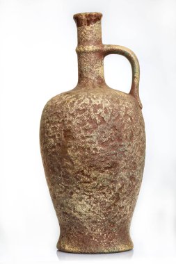 hamurlu sürahi beyaz bir arka plan üzerinde şarap