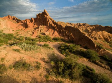 Kırmızı dağlar, kanyon peri masalı, Kırgızistan