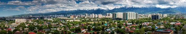 Kazakistan'ın Almatı şehrinin panoramik görünüm