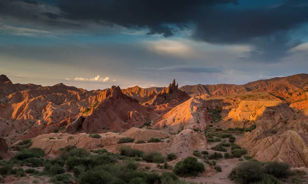 Röda bergen, canyon saga, Kirgizistan — Stockfoto