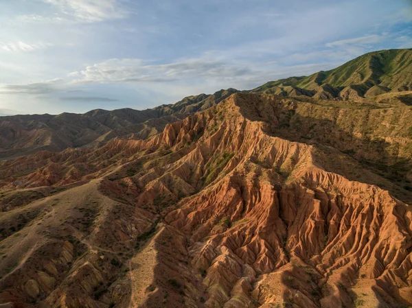 Kırmızı dağlar, kanyon peri masalı, Kırgızistan — Stok fotoğraf