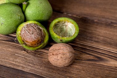 Ceviz ahşap arka plan üzerinde taze hasat.