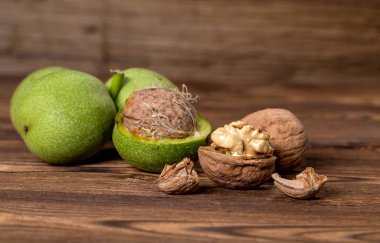 Ceviz ahşap arka plan üzerinde taze hasat.