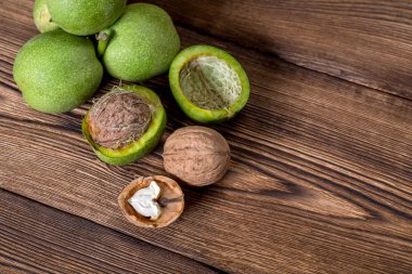 Ceviz ahşap arka plan üzerinde taze hasat.