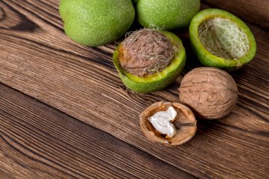 Ceviz ahşap arka plan üzerinde taze hasat.