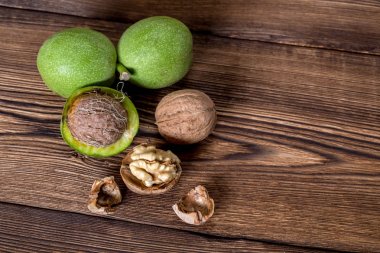 Ceviz ahşap arka plan üzerinde taze hasat.