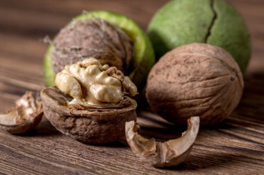 Badem, ceviz ve fındık ahşap masa üzerinde / fındık çeşitleri