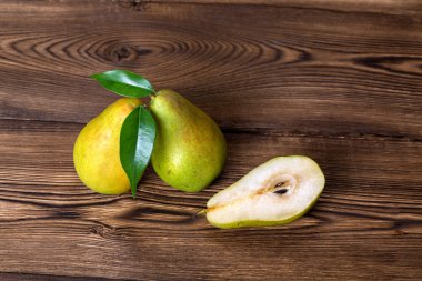 Armut meyve eski ahşap masa arka plan üzerinde