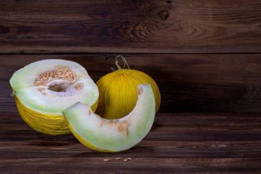 Ahşap zemin üzerinde kavun