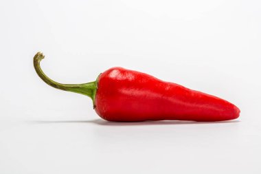 Kırmızı biber beyaz arkaplanda izole edilmiş.