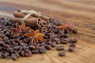 Kahve taneleri, anason ve canella eski üzerinde