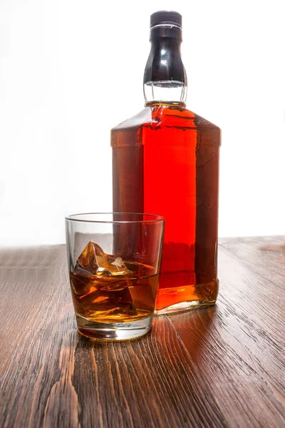 Botella de whisky completa aislada sobre fondo blanco con recorte — Foto de Stock