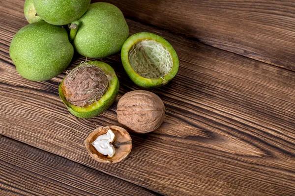 Ceviz ahşap arka plan üzerinde taze hasat.