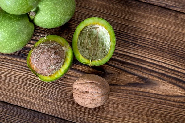 Ceviz ahşap arka plan üzerinde taze hasat.