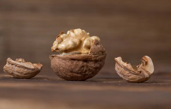 Миндаль, грецкие орехи и фундук на деревянном столе / ассортимент орехов — стоковое фото