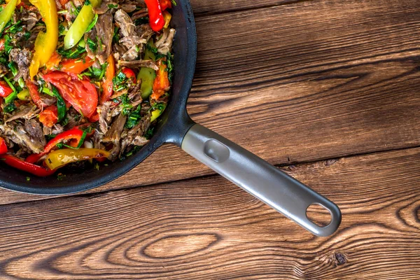 Stir frying beef with sweet peppers and green beans. Top view — Stock Photo, Image