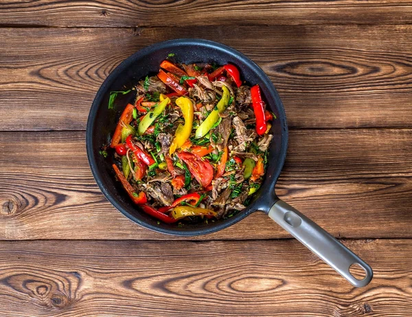 Stir frying beef with sweet peppers and green beans. Top view — Stock Photo, Image